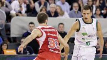 El base serbio de Unicaja, Nemanja Nedovic, bota el balón ante el escolta ucraniano del ICL Manresa, Ruslan Otverchenko.