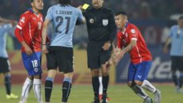 Jara tuvo un polémico entrevero con Cavani en el choque con Uruguay.