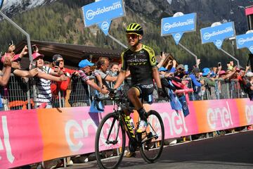 Su nombre ingresó a las páginas doradas del ciclismo en 2011, cuando fue campeón del Tour del Porvenir. Chaves, que nació el 17 de enero de 1990, estuvo cerca de abandonar su carrera a consecuencia de un grave accidente, en febrero de 2013. Pero se recuperó, volvió a competir y después fue segundo en el Giro de Italia 2016 y tercero en la Vuelta a España, de ese mismo año. Además, ganó una etapa en el Giro del 2018 y dos en la ronda ibérica de 2015.