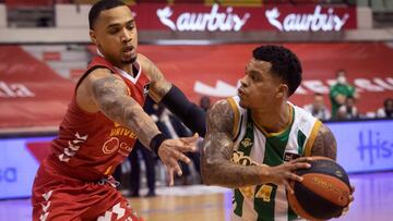 MURCIA, 10/10/2020.- El base estadounidense del Coosur Real Betis TJ Campbell (d) protege el balón ante la presión del escolta de UCAM Murcia Jordan Davis (i), durante el partido de la quinta jornada de la Liga Endesa que están disputando este sábado en el Palacio de Los deportes de Murcia. EFE/Marcial Guillén