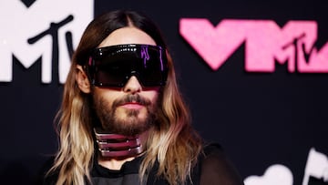 Jared Leto hace historia al convertirse en la primera persona en escalar el emblemático Empire State Building en Nueva York para anunciar su próximo tour.