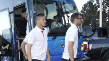 Los jugadores del Atl&eacute;tico bajando del autocar.