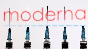 FILE PHOTO: Syringes with needles are seen in front of a displayed Moderna logo in this illustration taken November 27, 2021. REUTERS/Dado Ruvic/Illustration//File Photo