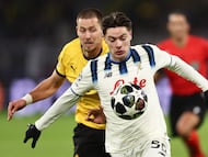 Soccer Football - UEFA Champions League - Play Off - First Leg - Borussia Dortmund v Atalanta - Signal Iduna Park, Dortmund, Germany - February 17, 2026 Atalanta's Nicola Zalewski in action with Borussia Dortmund's Waldemar Anton REUTERS/Leon Kuegeler