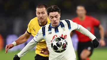 Soccer Football - UEFA Champions League - Play Off - First Leg - Borussia Dortmund v Atalanta - Signal Iduna Park, Dortmund, Germany - February 17, 2026 Atalanta's Nicola Zalewski in action with Borussia Dortmund's Waldemar Anton REUTERS/Leon Kuegeler
