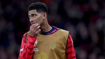 Jude Bellingham, jugador de Inglaterra, calienta en la banda durante el partido ante Serbia en Wembley.