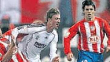 Luccin y Guti luchan por un balón.