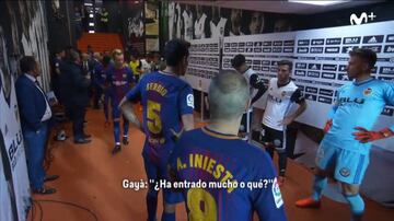 José Luis Gayà (Valencia) pregunta a Sergio Busquets (Barcelona) si el balón entró por mucho.