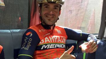 Ion Izagirre posa con el maillot del Bahrain-Merida durante el d&iacute;a de descanso en la Vuelta a Espa&ntilde;a.