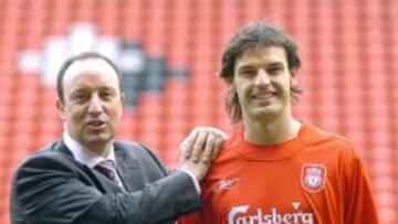 Fernando Morientes junto a Rafa Benítez en su presentación como jugador del Liverpool.