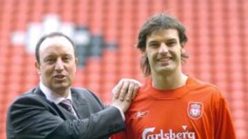 Fernando Morientes junto a Rafa Ben&iacute;tez en su presentaci&oacute;n como jugador del Liverpool.