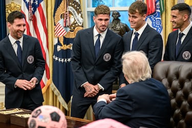 El presidente de Estados Unidos, Donald Trump, junto a los jugadores del Inter Miami, entre ellos su capitán, Lionel Messi, y Rodrigo de Paul.