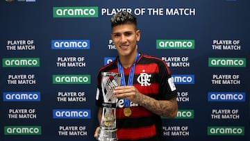 DOHA, QATAR - DECEMBER 13: Jorge Carrascal of CR Flamengo poses for a photo with the Player Of The Match award after the FIFA Challenger Cup 2025 match between CR Flamengo and Pyramids FC at Ahmad Bin Ali Stadium on December 13, 2025 in Doha, Qatar. (Photo by Jan Kruger - FIFA/FIFA via Getty Images)