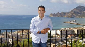 Luis García posa durante la entrevista con AS.