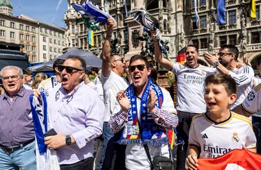 Los aficionados madridistas disfrutan de un buen día en Marienplatz, la plaza central de Múnich. 