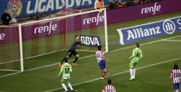 Gol 4-0 Otra vez Raúl García con la cabeza preparada a cualquier balón colgado. Esta vez fue Tiago el que puso un centro medido que cabecea el media punta rojiblanco con mucha precisión por encima de Moyá.