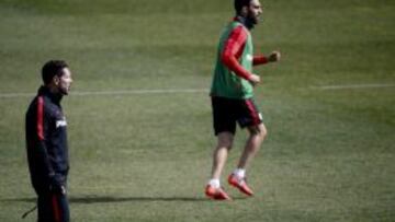 Simeone, con G&aacute;mez al fondo, en el Cerro.