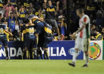 Jugadores de Boca Juniors festejan un gol contra Palestino.