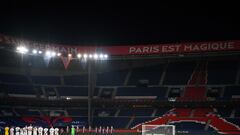 Paris Saint-Germain (PSG) players and Rennes players observe a minute of silence during the French L1 football match between Paris Saint-Germain (PSG) and Rennes at the Parc de Princes stadium in Paris on November 7, 2020. (Photo by FRANCK FIFE / AFP)