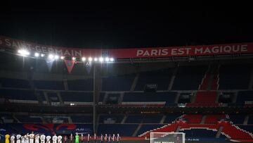 Paris Saint-Germain (PSG) players and Rennes players observe a minute of silence during the French L1 football match between Paris Saint-Germain (PSG) and Rennes at the Parc de Princes stadium in Paris on November 7, 2020. (Photo by FRANCK FIFE / AFP)