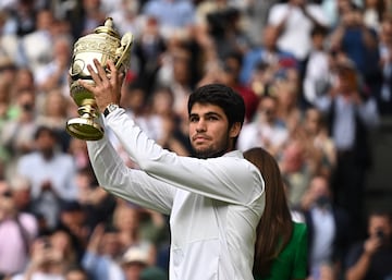 Alcaraz levanta el trofeo que le acredita como campeón de Wimbledon.