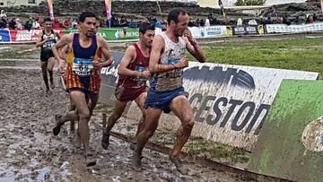 Los que iban a ser medallistas, en un momento de la competición, corriendo sobre un lodazal.
