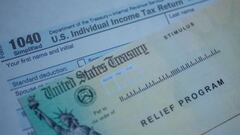 Cheque de est&iacute;mulo con formulario del IRS v&iacute;a Getty Images