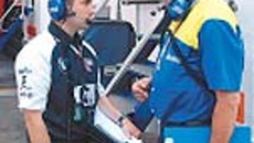 <b>OTRO CATALÁN.</b>Pujolar (izda.) ayuda a Marc.