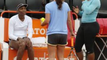 Mary Joe Fernandez, capitana del equipo estadounidense la Copa Federación, charla con Venus Williams (izquierda) y con Serena en un entrenamiento en Buenos Aires.