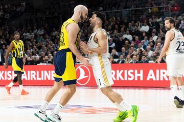 Nick Calathes, base del Fenerbahçe, y Facundo Campazzo, del Real Madrid.