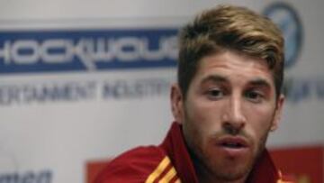 El defensa del Real Madrid en rueda de prensa con la Selección.