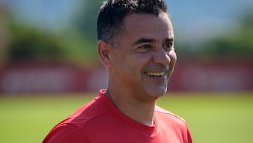 VILABLAREIX (GIRONA), 12/05/2025.-El técnico del Girona, Míchel Sánchez, ya se ha reincorporado al trabajo después de estar hospitalizado por un problema de salud y este lunes ha dirigido el entrenamiento previo al partido en casa del Valladolid. El entrenador madrileño también atenderá a los medios de comunicación en la rueda de prensa previa al duelo del José Zorrilla, clave en la pelea por la permanencia en LaLiga española.-EFE/ David Borrat