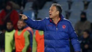 El entrenador del Levante, Joaqu&iacute;n Caparr&oacute;s, da instrucciones durante el partido ante el Getafe.