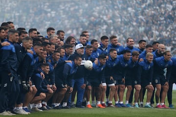 El entrenador argentino volvió al fútbol de su país como nuevo entrenador de Gimnasia La Plata. Los aficionados le aclamaron en el Estadio Juan Carmelo Zerillo.