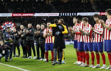El ex jugador ha recibido en el Wanda Metropolitano un emotivo y merecido homenaje del Atleti, al que se ha sumado el Osasuna, equipo en el que también jugó. En la foto, Juanfran saluda a Oblak. 