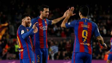 Football Soccer - Barcelona v Sporting Gijon - Spanish LaLiga Santander - Camp Nou stadium, Barcelona, Spain - 1/03/2017. Barcelona&#039;s Lionel Messi, Sergio Busquets and Luis Suarez (L-R) celebrate a goal. REUTERS/Albert Gea