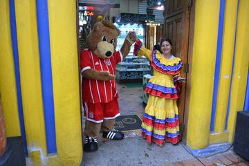 Berni, la mascota del Bayern de visita en Colombia