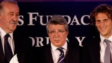 <b>CON EL PREMIO. </b>Forlán posa flanqueado por Collar (izquierda) e Ignacio González.