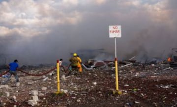 Primeras actuaciones de los bomberos para apagar las llamas