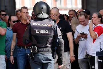 Agentes de policía escoltan a los seguidores del Feyenoord desde la Plaza Mayor de Madrid hasta los alrededores del Metropolitano.