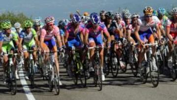 <b>PELOTÓN SEÑALADO. </b>Imagen del pelotón del Giro en la etapa de ayer, con la maglia rosa, Pieter Weening, al frente. Los ciclistas desayunaron con la noticia de L'Équipe.