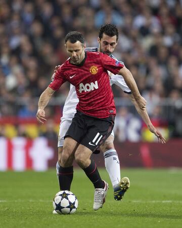 The Bernabéu public gave a cheer for Manchester United veteran Ryan Giggs in the Champions League meeting on 13 February 2013. In the return leg, Giggs made his 1000th appearance for United.