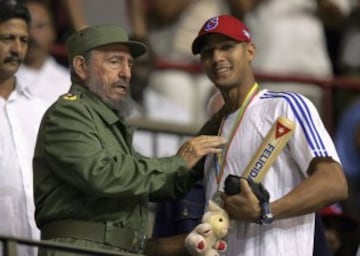 Fidel Castro congratula jugador cubano Yulieski Gourriel en La Habana en marzo de 2006.