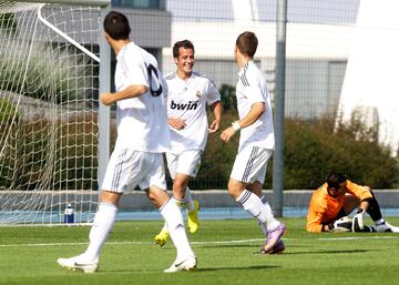 El de Curtis, otro de los h¨¦roes del ascenso del Castilla en 2012, ingres¨® en la cantera blanca en 2008. Despu¨¦s de dos temporadas en Segunda con el filial blanco, en 2014 se fue cedido al Espanyol con una tarea pendiente: no hab¨ªa debutado con el primer equipo. Lo hizo a su regreso, un a?o m¨¢s tarde, y desde entonces se ha convertido en un suplente de lujo para todos sus entrenadores. Ya suma 311 partidos con el Madrid.