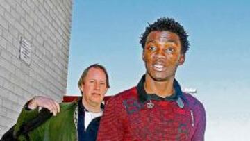 <b>DE SIN PAPELES A PRIMERA DIVISIÓN. </b>La vida de Sunny es de película. Engañado por un falso agente que le dejó tirado en París, vino a Madrid con un equipo de inmigrantes nigerianos. Fue ayudado por la asociación DISCAP. Deslumbró al Poli y su director general, Juan José Melero se convirtió en su segundo padre. Ahora, a sus 20 años, es un futbolista de gran porvenir.