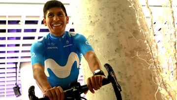 Nairo Quintana posa con el nuevo maillot del Movistar durante la presentaci&oacute;n del equipo en Madrid.