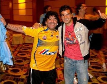 El día que Maradona posó con la playera de Tigres al lado de su amigo "Chamagol"