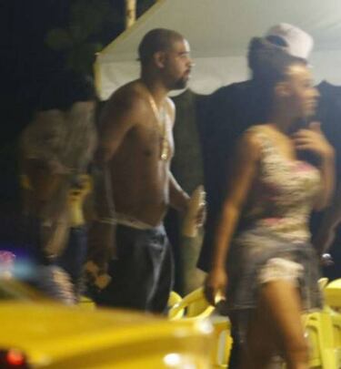 Adriano vuelve a la noche, pillado descalzo y sin camiseta