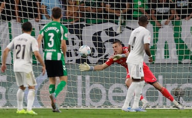 Noche de trabajo para Andriy Lunin, decisivo una y otra vez ante el asedio verdiblanco.