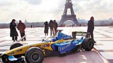 <b>RECLAMO. </b>El Renault F1 se exhibió en París con la Torre Eiffel al fondo.
